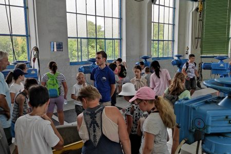 A Lúdvári szivattyútelephez tekertek a Kaland Tábor résztvevői
