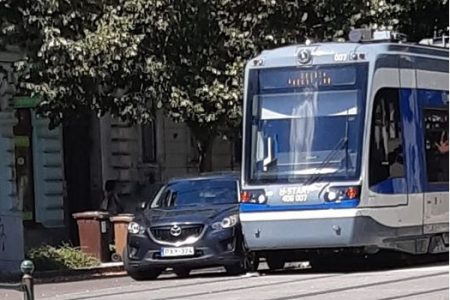 Késik a vasútvillamos – az autós hibájából