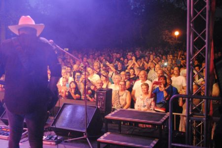 Veterán járművek és rock Mindszenten