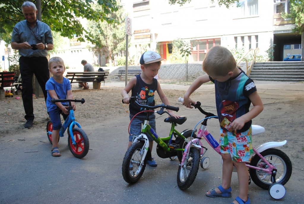 biciklit kaptak az ukrán gyerekek (12)