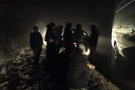 Tíz határsértőt vett fel a kocsijába