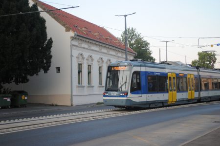 Bosszankodnak és dicsérnek a tram-train utasai