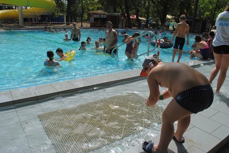 Közel félezer vásárhelyi gyerek kap a várostól ingyenes uszodabelépőt