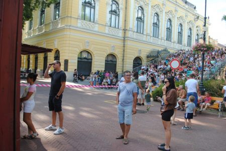 Szabadtéri mozi: a mai program vasárnapra és korábbi időpontra kerül