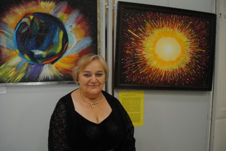 Az űr ihlette festmények a vásárhelyi könyvtár kiállításán