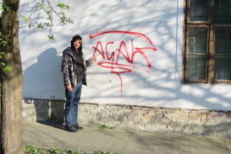 Két helybéli férfi graffitizte teli Vásárhelyet