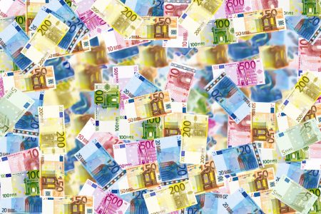 Az EU-támogatások zárolását javasolja az Európai Bizottság