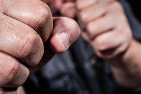 Nyugdíjasbűnözés: a pultost inzultálta, a vendéget megütötte a felhevült bácsi