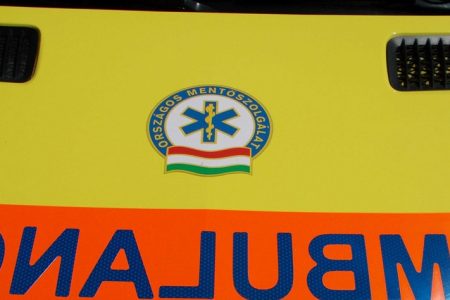 Házfalnak hajtott egy személyautó Maroslelén
