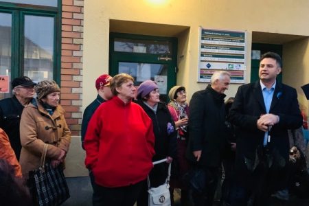 Újabb demonstrációk a posták mellett