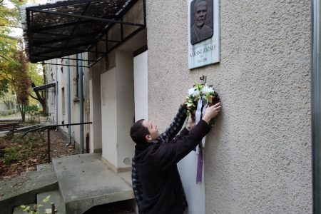 Koszorúzással és felolvasással emlékeztek az utolsó népi íróra Vásárhelyen