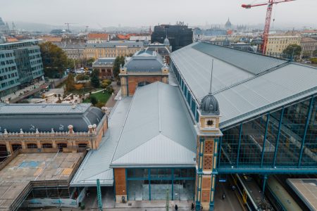 Megújult tetőszerkezet és több jegyautomata a Nyugatiban