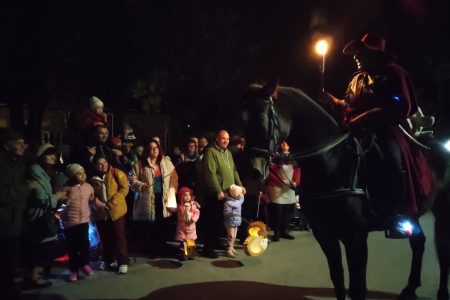 Szent Mártont követte a Pál utcai ovisok lampionos menete
