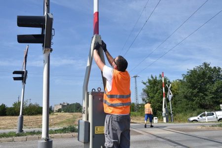 Bíróság elé áll az a férfi, aki tavaly letörte egy félsorompó rúdját Vásárhelyen