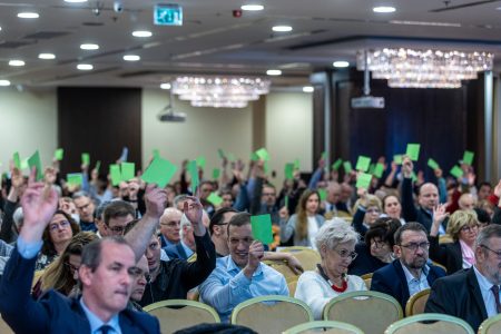 Beperli a kormányt az orvosi kamara