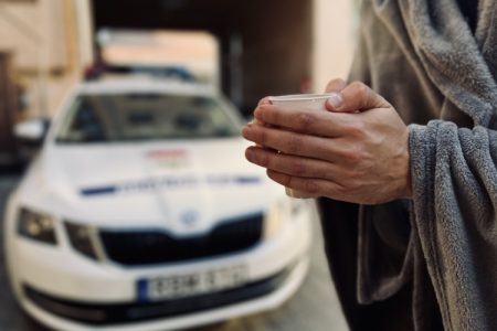 Zavartan viselkedő asszonyon segítettek a rendőrök