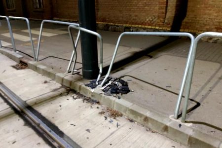 Korlátot görbített valaki a tram-train vonala mellett – szavazóval