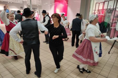 Kalocsaiban táncoltak a vásárhelyi nyugdíjasok