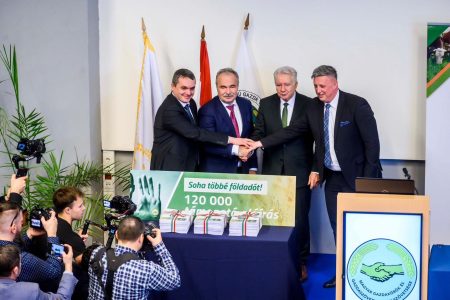 120 ezernél megállt a vásárhelyi földadó ellen indított petíció
