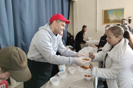Ételosztás a Sutuban