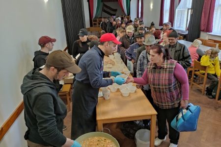 Ételosztást tartanak húsvétvasárnap, a gyerekeket arcfestés, ugrálóvár várja