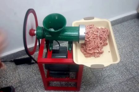 Húsdarálóba szorult egy férfi két ujja