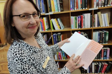 Biztonsági matricákat kapnak a városi könyvtár kötetei