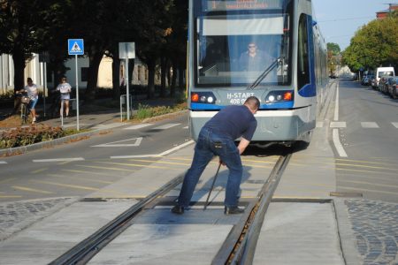Hogyan lehet használni a vármegye- és az országbérletet a tram-trainen?