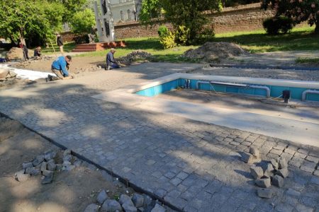Gránit kockakő borítja majd a „krokodilhátas” szökőkút melletti sétányt