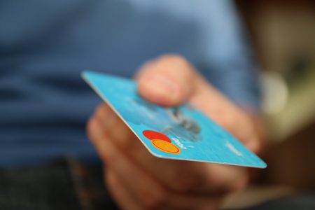 SMS buktatta le a talált bankkártyával önfeledten vásárló férfit Szegeden