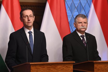 Varga átadta Kövérnek a jövő évi költségvetést: jön a nyugdíjemelés és fizetik a nyugdíjprémiumot