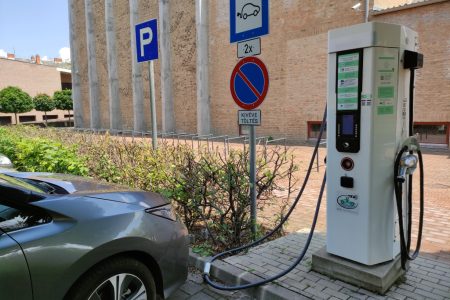 Vevőt keres három elektromos töltőállomására Vásárhely
