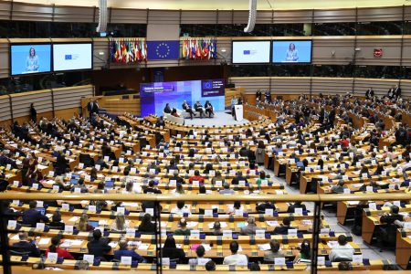 Belengette, mégsem vétózta meg Orbán az oroszok elleni szankciókat