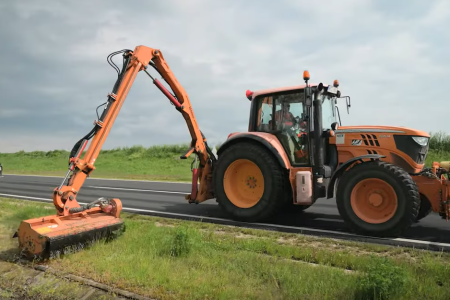 Gőzerővel kaszálnak az utak mentén