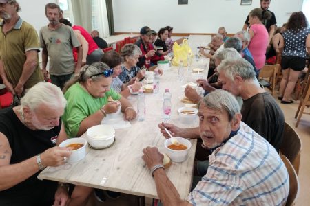Csülkös bableves volt a vasárnapi ételosztás menüjén