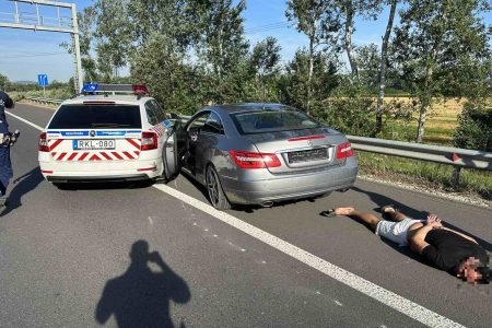 Autós üldözés az autópályán – videóval – frissítve