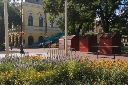 Szerdától már a színpadot építik, pénteken startol a tíznapos borfesztivál