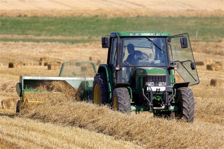 Bálázógép égett a 47-es főút mellett