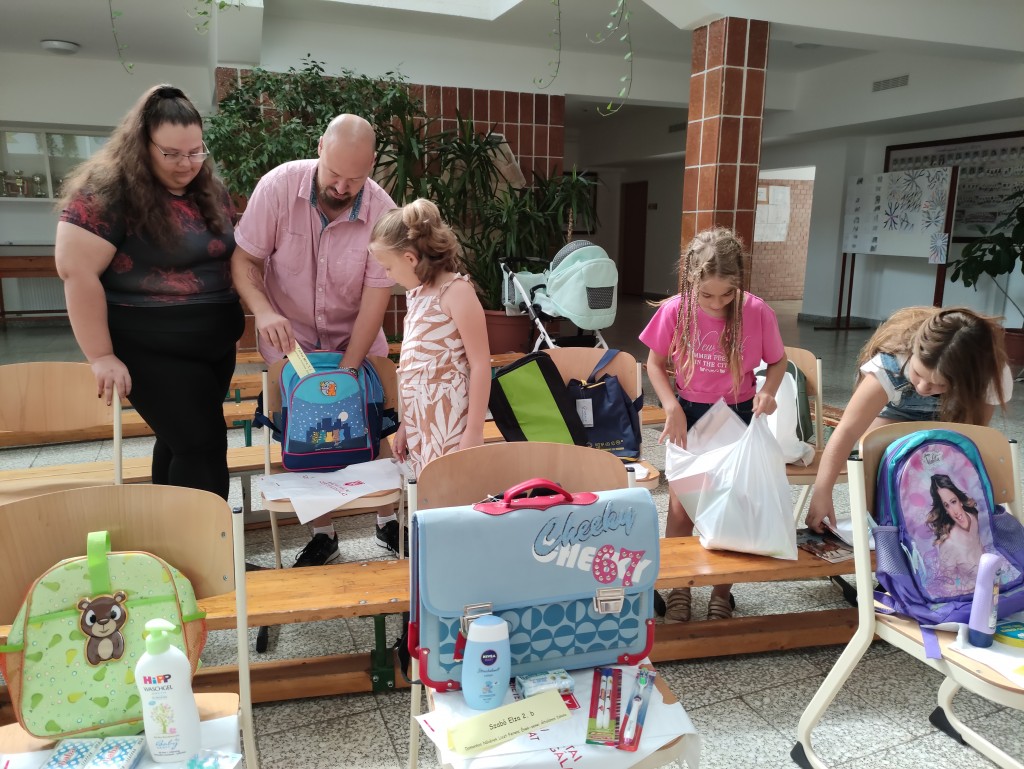 táskaosztás kertvárosi katolikus iskola (10)