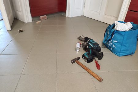 Nem törték fel a tegnap lecserélt zárakat a Petőfi utca 6. földszintjén