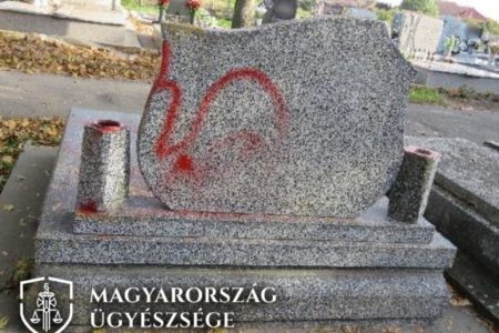 Festékszóróval fújkálta le haragosa sírhelyét