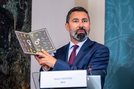 A Fidesz EP-képviselője meleg tartalmat talált  Ferihegyen