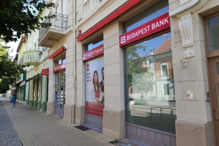 Bezárják a sétálóutcán az egykori Budapest Bank fiókját