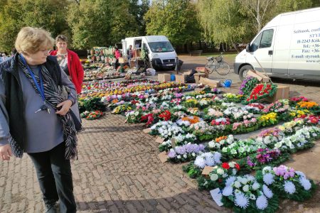 Nagy a halottak napi virágkínálat a mázsaháznál