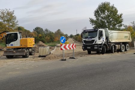 Még teherautó zárja el a Tóth malom utca torkolatát