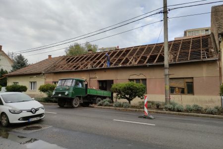 Újabb helyen szabadítják ki a kőfalat