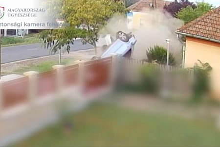 Ittasan döntötte ki autójával a kerítést – videó
