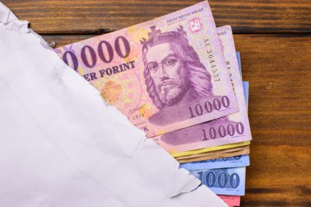 KSH: decemberben havi 665 ezer 600 forint volt az átlagkereset – szavazóval