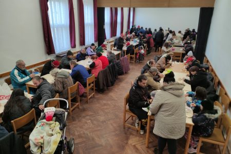 Csokis croissant volt a desszert a vásárhelyi ételosztáson