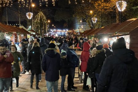 Nagy tömeg előtt gyúlt meg az első adventi gyertya